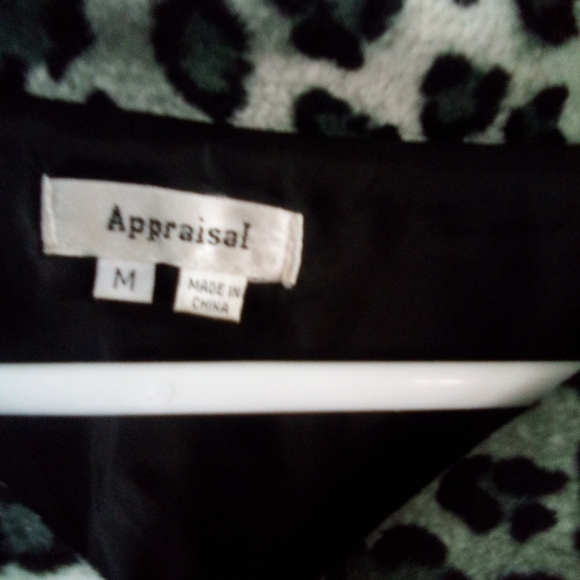 Appraisal size medium snow leopard jacket - Picture 2 of 3